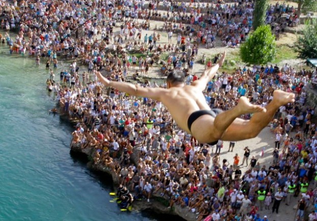 Mostar Köprüsü’nden atlama yarışları yapıldı