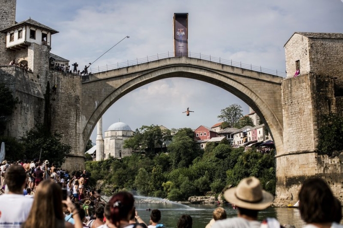 Tarihi Mostar Köprüsünden Nefes Kesen Red Bull Atlayışlar