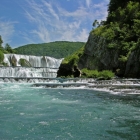 Una nehrinin Kostelski Buk şelalesi büyülüyor